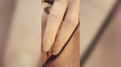 Miafoxymilf fa vedere le sue testone di silicone ed il suo big clitoris
