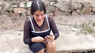 Chica desconocida me pide que me la coja sin condon a cambio de darle un telefono me corro dentro de ella