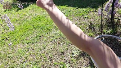 Venerazione dei piedi e fisting vaginale in pubblico