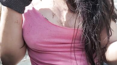 Tetas calientes al aire libre en el jardín se sale de control