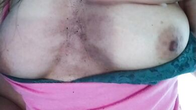 Tetas calientes al aire libre en el jardín se sale de control