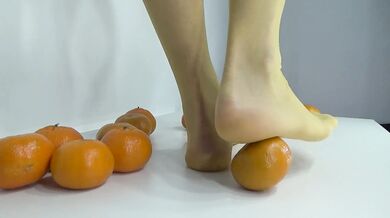 I crush tangerines in nylon stockings
