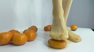 I crush tangerines in nylon stockings