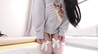 Massive Squirting Explosion｜“I Can’t Stop Squirting!” Convulsive Orgasms POV with White Thigh-High Socks & Dildo