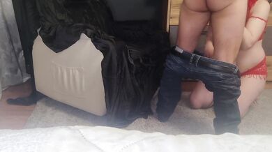Oh mein Gott, zuerst will er nicht, aber dann schluckt er einen 30 cm langen Dildo.
