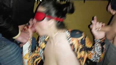 DOGGING AMATORIALE - MOGLIE PUTTANA SUCCHIA CAZZI NEL PARCHEGGIO
