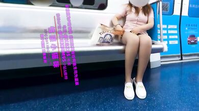 看！我在地铁上脱掉内裤，大方的展示我的裙底。