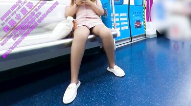 看！我在地铁上脱掉内裤，大方的展示我的裙底。