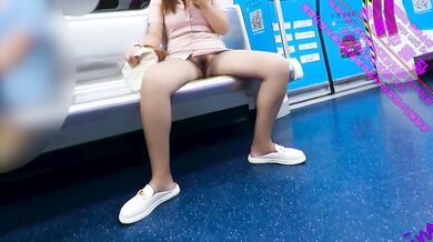 看！我在地铁上脱掉内裤，大方的展示我的裙底。