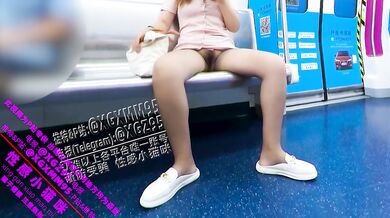 看！我在地铁上脱掉内裤，大方的展示我的裙底。