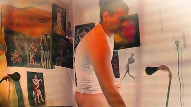 Numero Uno - Masturbacion de pene Grande con fondo de pared lleno de Obras del propio artista Cristopher Rebellato Alexis