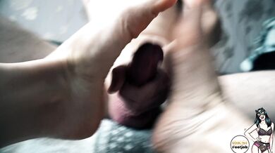 Oksifootjob slaps cock wild in direct