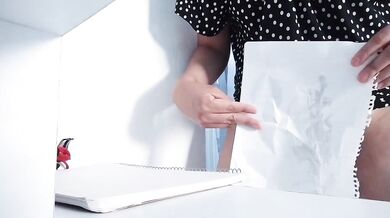 El doctor me pide una muestra de mi orina y me excito en su consultorio
