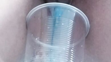 El doctor me pide una muestra de mi orina y me excito en su consultorio