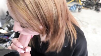 Sexy babe sucking dick