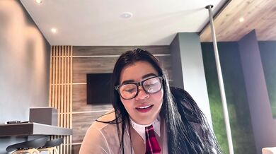 Alumna culona se deja llenar de leche el culo para aprobar la materia