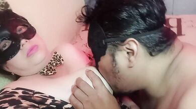 Amamantando a mi pareja con mis grande tetas rosaditas parte 1