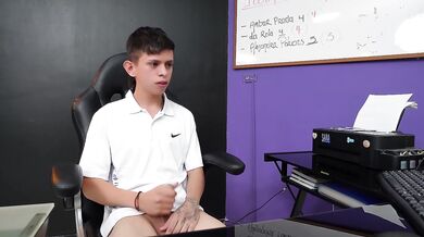 Mi jefe cachonda me pilla masturbándome en su puesto de trabajo - ANDRES PAUL