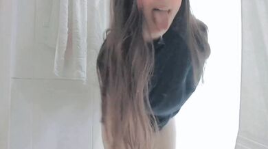 cute and shy student masturbation at the bathroom until get her pussy dripping wet