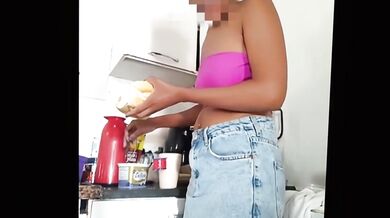 Se exibindo para o namorado e lanchando na cozinha