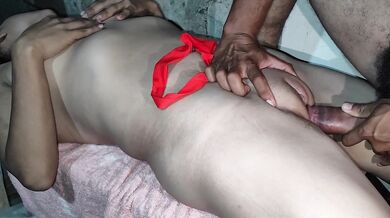 Ella Pide ayuda Abre sus piernas y Pierde su virginidad Real casero! Orinando!