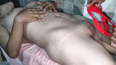 Ella Pide ayuda Abre sus piernas y Pierde su virginidad Real casero! Orinando!