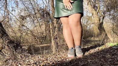 A mature BBW with a sexy ass pees outdoors