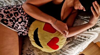 I enter my sister-in-law's room to keep me company, she gets out of control and ends up with my cum inside - REAL AMATEUR PORN