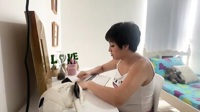 Veo a mi culona hermanastra masturbarse con la cama, decido ayudarle a bajar la calentura con una dura follada.