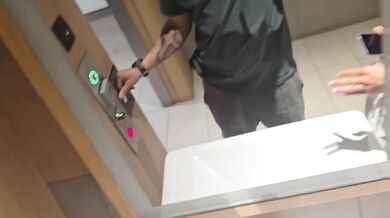 tengo sexo arriesgado en centro comercial con mi novia