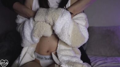 エロすぎる服を着た美乳彼女を、後ろからガン突きしてそのまま中出しまでしちゃいました　Real Japanese Couple　　穿紧身衣的极品美乳女友