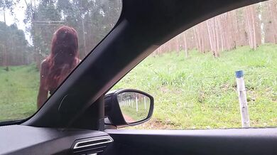 flash de pau para uma garota no carro!