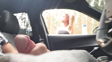 flash de pau para uma garota no carro!