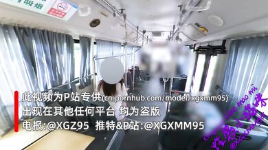 我在公交车上张开双腿，给邻座的人口交。