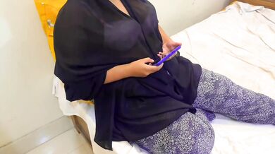 فتاة عربية مسلمة جذابة تشاهد فيديو إباحي على هاتفها في سرير الجنس - hot girl