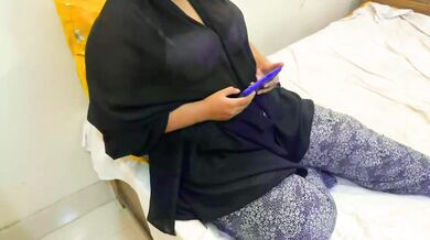 فتاة عربية مسلمة جذابة تشاهد فيديو إباحي على هاتفها في سرير الجنس - hot girl