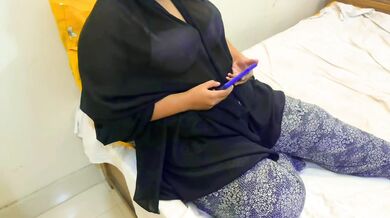 فتاة عربية مسلمة جذابة تشاهد فيديو إباحي على هاتفها في سرير الجنس - hot girl