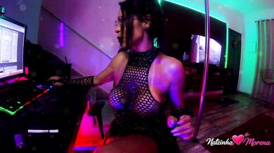 Hot Brazilian brunette live Come see a fit, curvy goddess teasing and driving you crazy live.