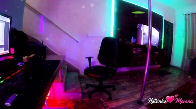 Hot Brazilian brunette live Come see a fit, curvy goddess teasing and driving you crazy live.