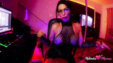Hot Brazilian brunette live Come see a fit, curvy goddess teasing and driving you crazy live.