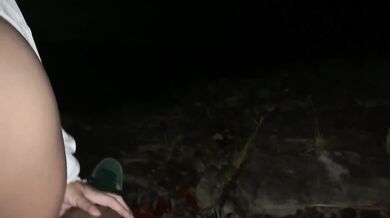 Estaba Sola En La Montaña Y El Apareció