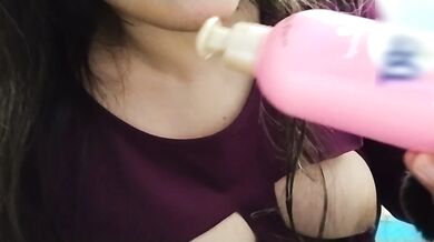 Juego con mis tetas picudas mientras me peino