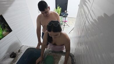 La empleada de casa se quiere comer la verga del patrón