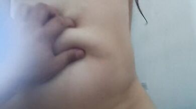 Linda chica con pechos naturalez