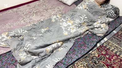 İç çamaşır ile yatan üvey kızımı siktim