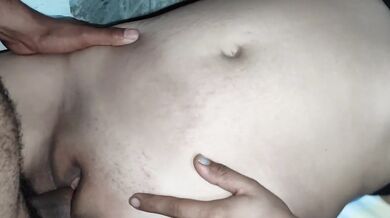 Chica inocente de 18 pierde virginidad en mi cama piernas abiertas y semen dentro en Casero! Orinado.