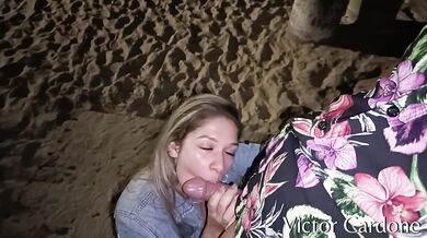 Encontrei essa PUTINHA na praia a noite e coloquei ela pra mamar