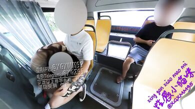 公交车上口交被人看见了，那就邀请他也加入我们吧。