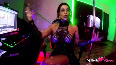 Curvy brunette teasing live Soft moves, deep looks… you won’t resist.