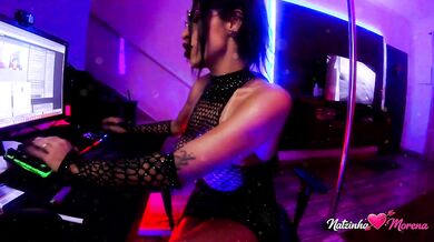 Curvy brunette teasing live Soft moves, deep looks… you won’t resist.